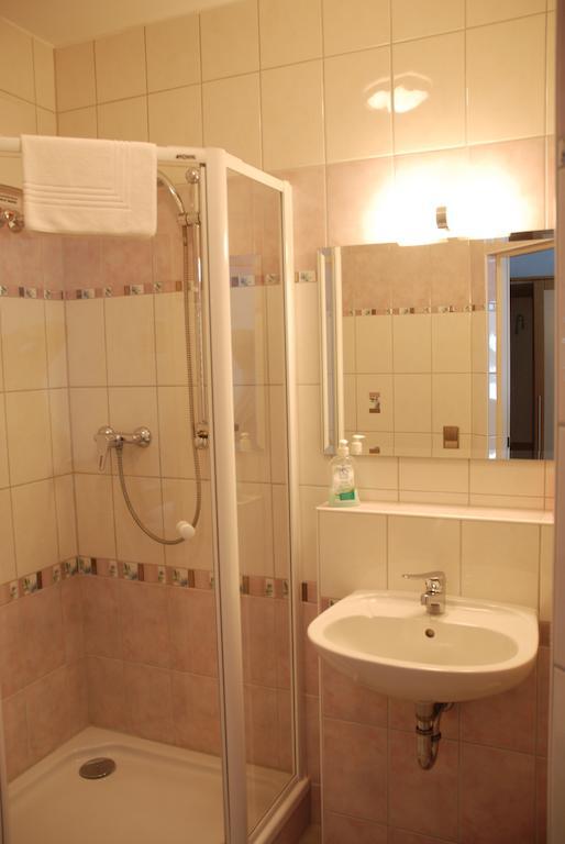 Raeuberschaenke Hotell Oederan Rum bild